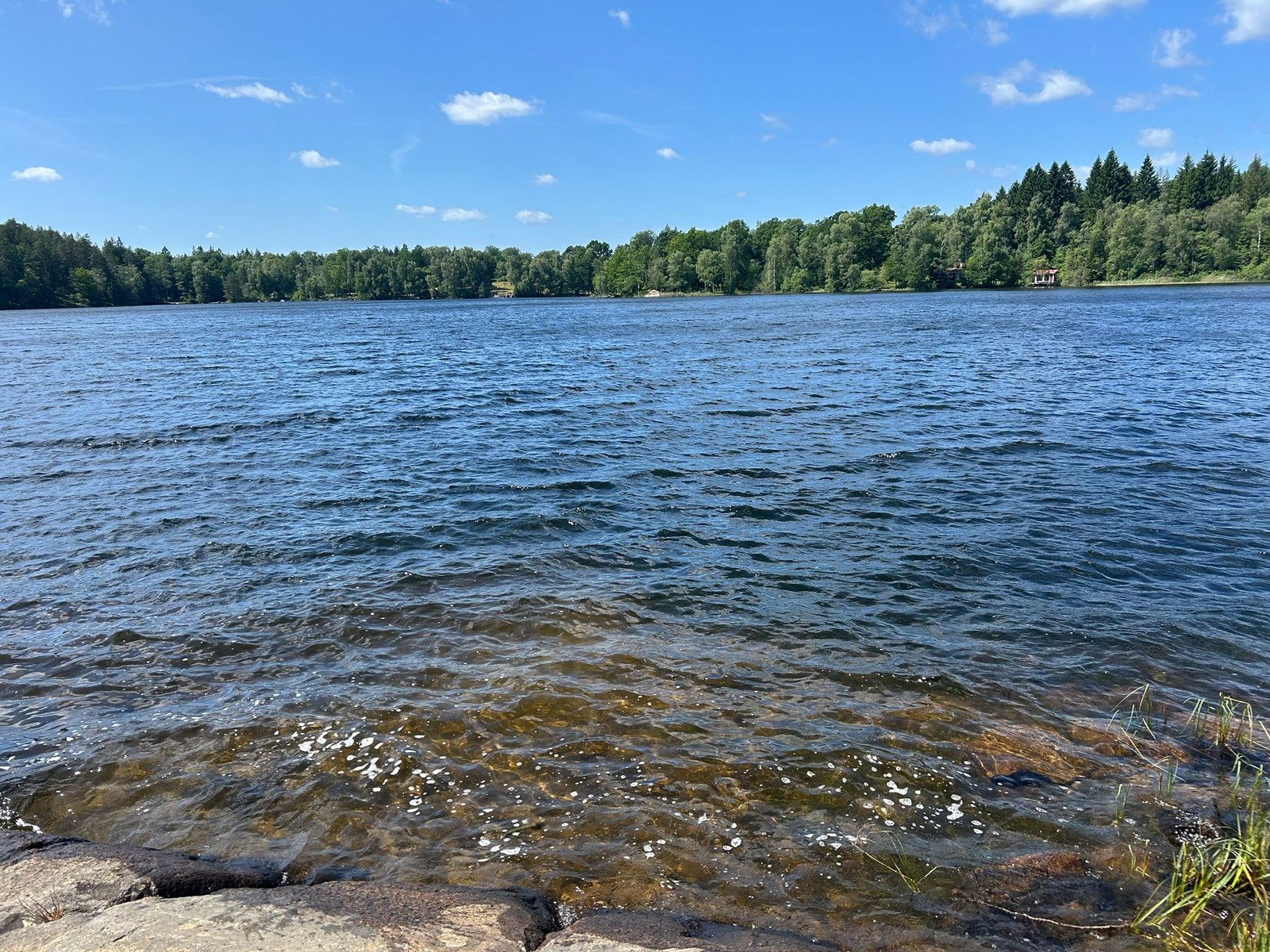 Djupasjön mit Boot und klarem Wasser